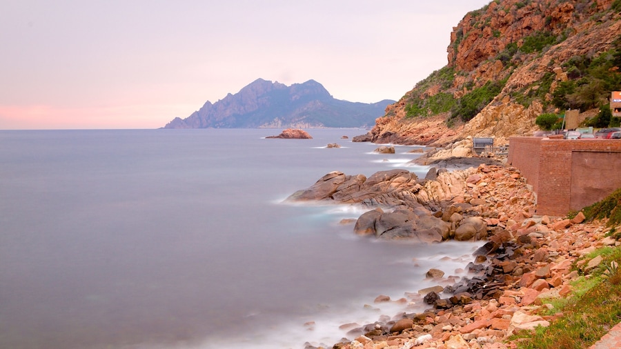 Torre de Genoese que inclui litoral rochoso e um pôr do sol
