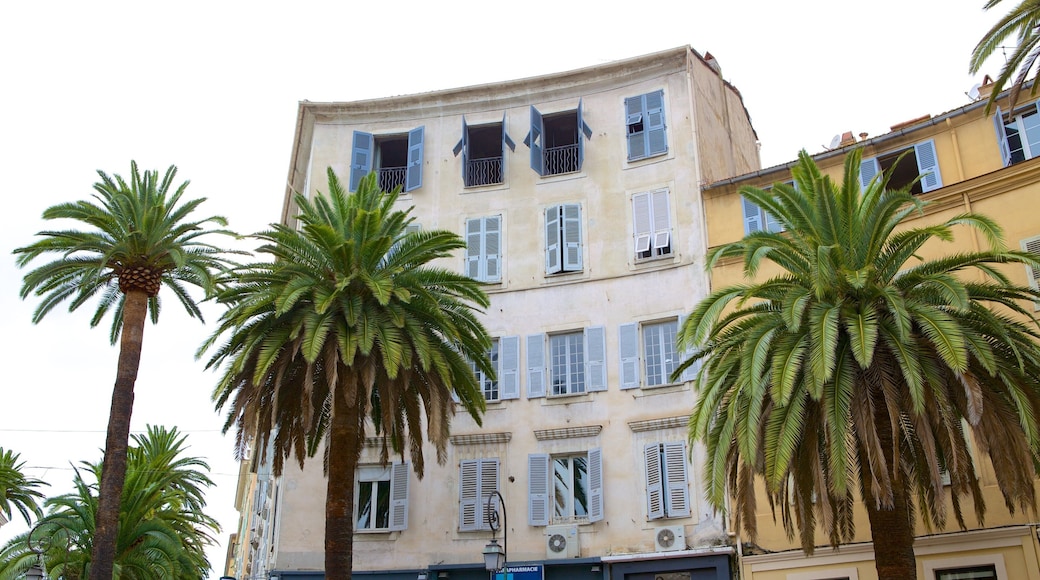 Place Foch fasiliteter samt historisk arkitektur og hus