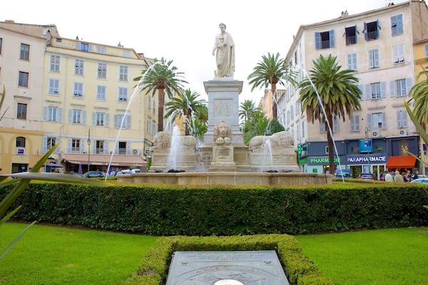 Place Foch montrant statue ou sculpture, fontaine et jardin