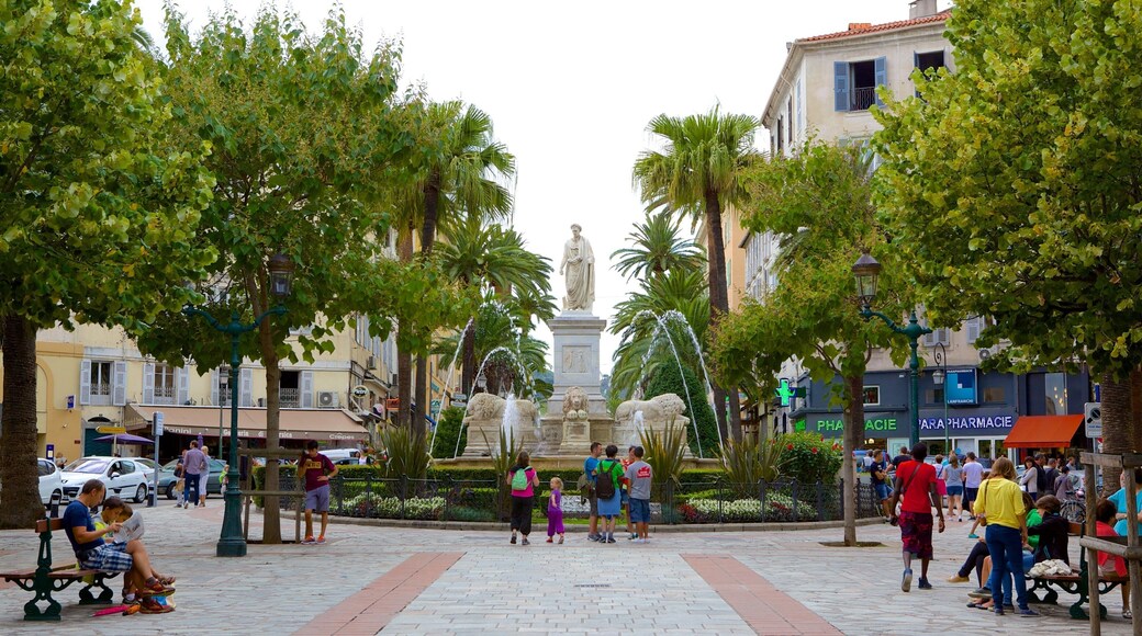 Place Foch mostrando una estatua o escultura, un parque y una plaza