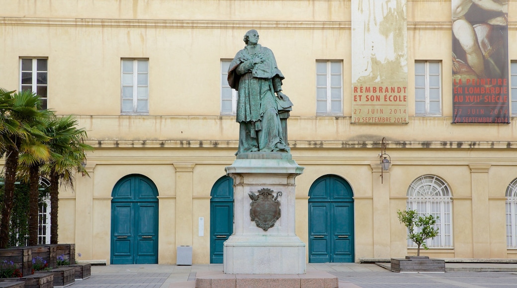 Musee Fesch som viser statue eller skulptur