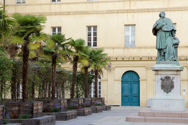 Musée Fesch presenterar ett torg och en staty eller skulptur
