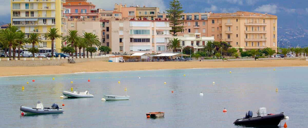 Praia de Trottel caracterizando uma cidade litorânea e uma praia de areia
