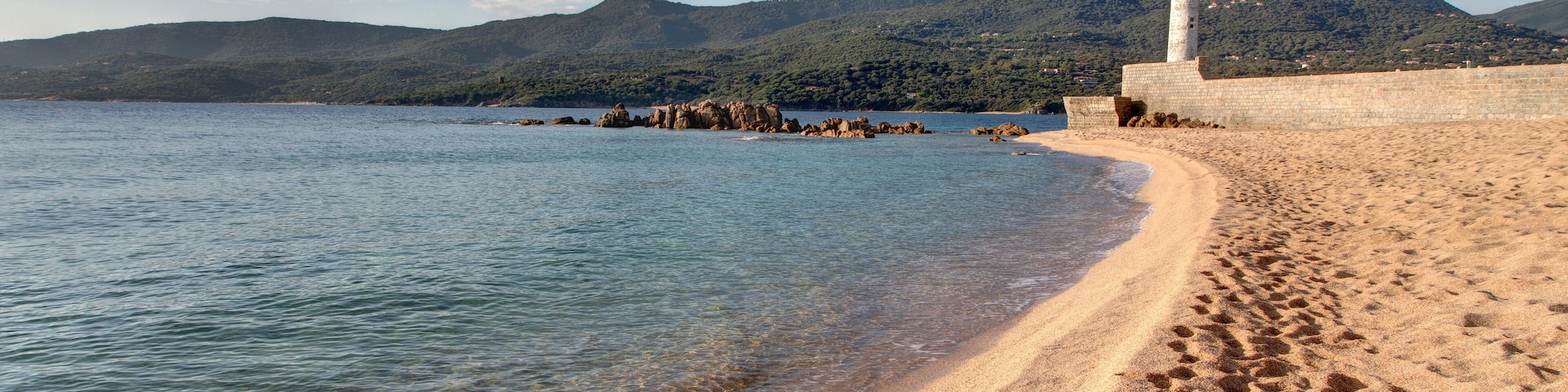 Paysages de Corse - Le phare de Propriano et la plage