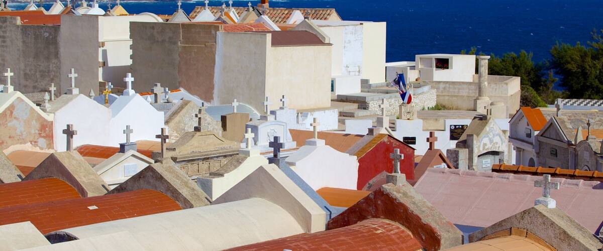 Cimetiere Marin showing a cemetery