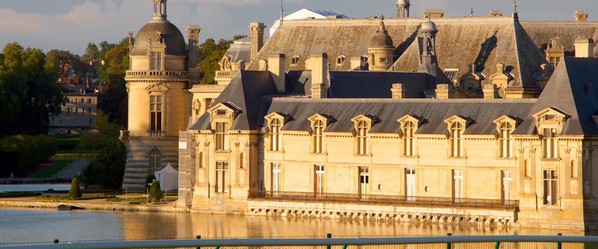 Chateau de Chantilly featuring heritage elements and heritage architecture