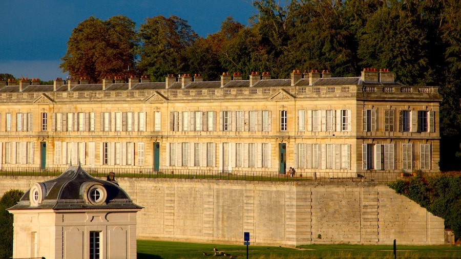Chateau de Chantilly which includes heritage architecture and heritage elements