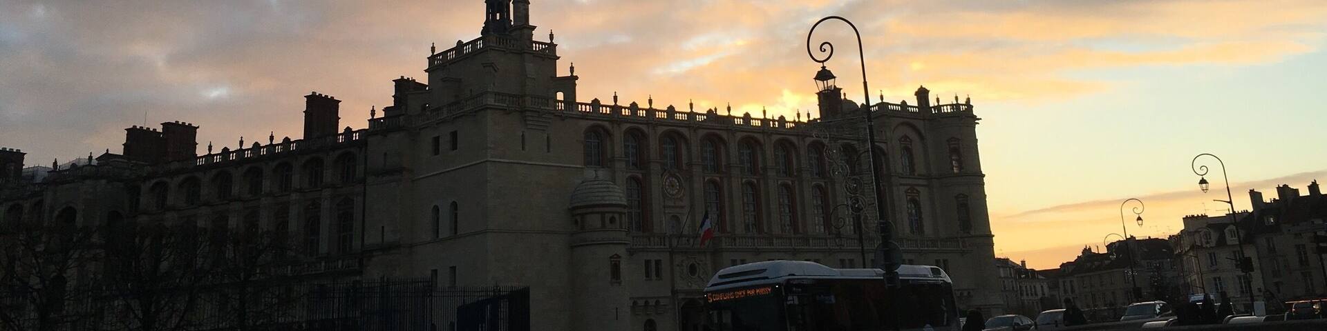 Saint germain en laye
Twenty minutes away from l étoile by rer
Nice and pretty town with many attractions