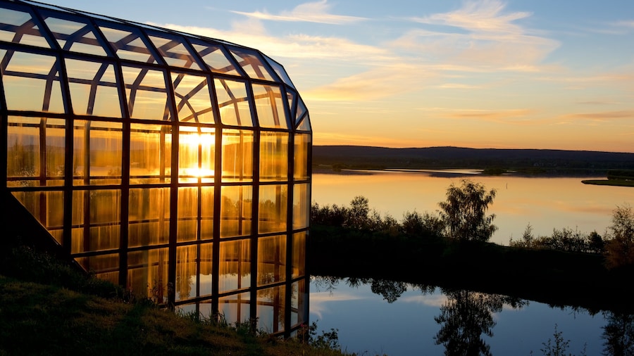 Arktikum inclusief vredige uitzichten, een zonsondergang en een rivier of beek
