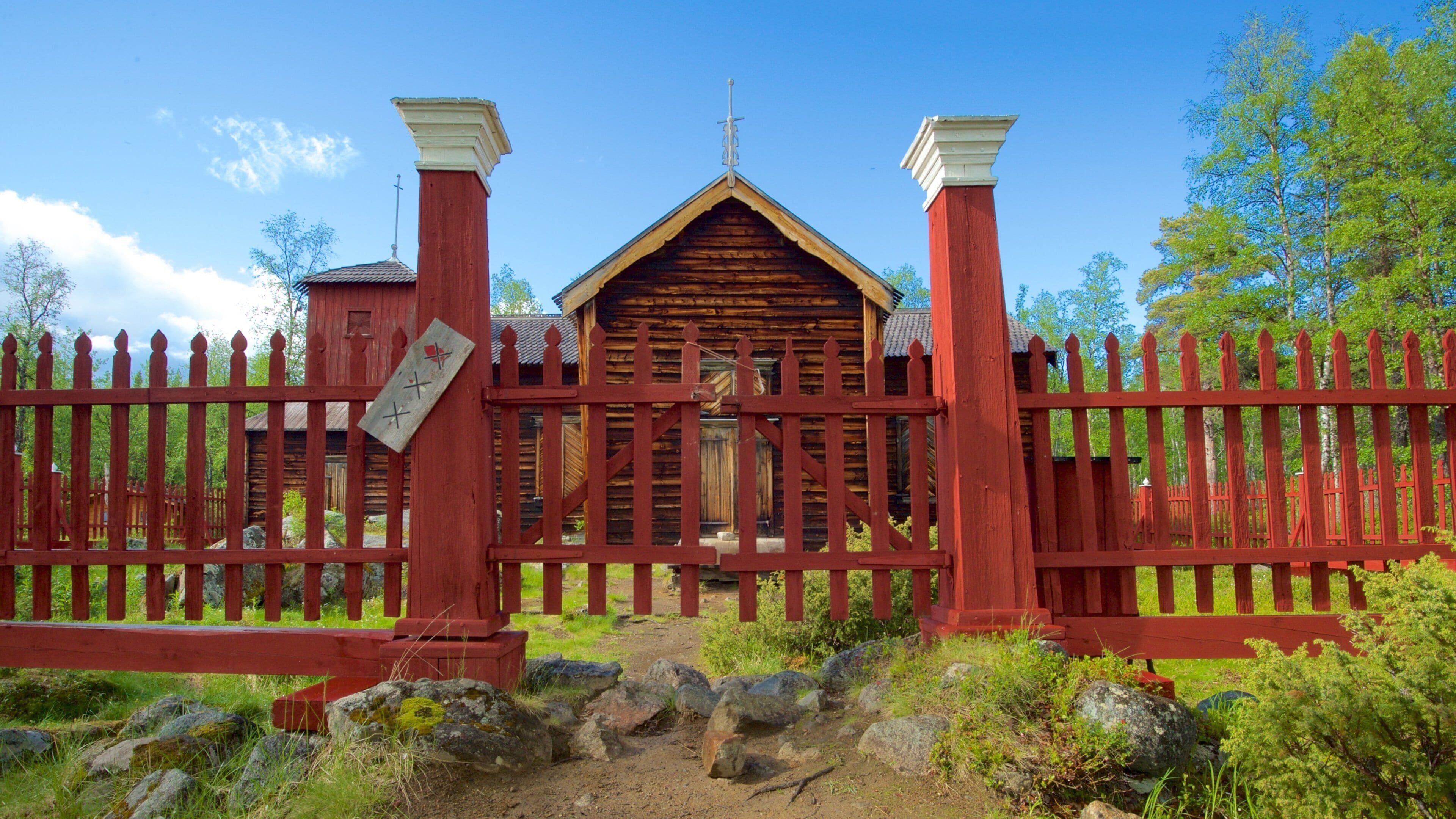 PielpajÀrvi ödekyrka som visar stillsam natur, en kyrka eller katedral och historiska element