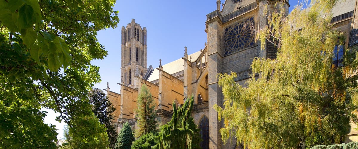 Jardin de l\'Eveche inclusief historische architectuur en een kerk of kathedraal