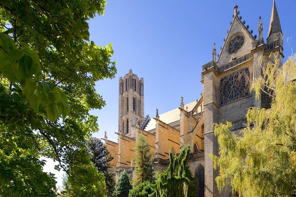 Jardin de l\'Evêché mettant en vedette église ou cathédrale et patrimoine architectural