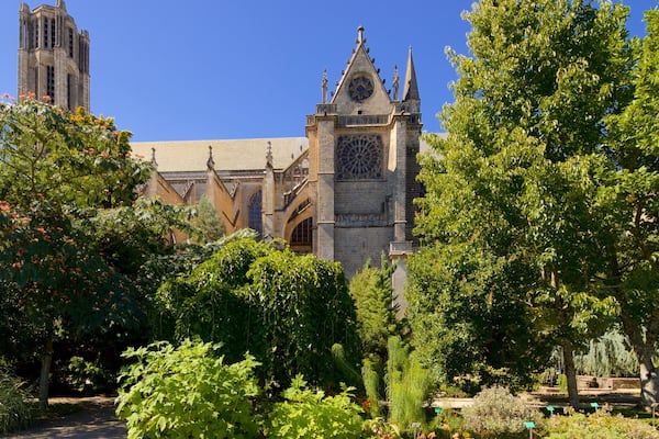 Jardin de l\'Evêché qui includes église ou cathédrale et patrimoine architectural