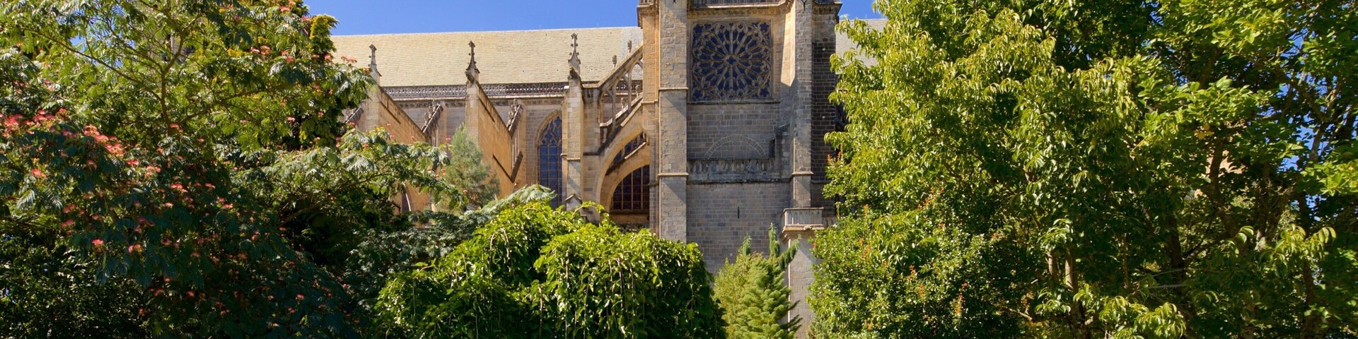 Jardin de l\'ĂvĂȘchĂ© welches beinhaltet historische Architektur und Kirche oder Kathedrale