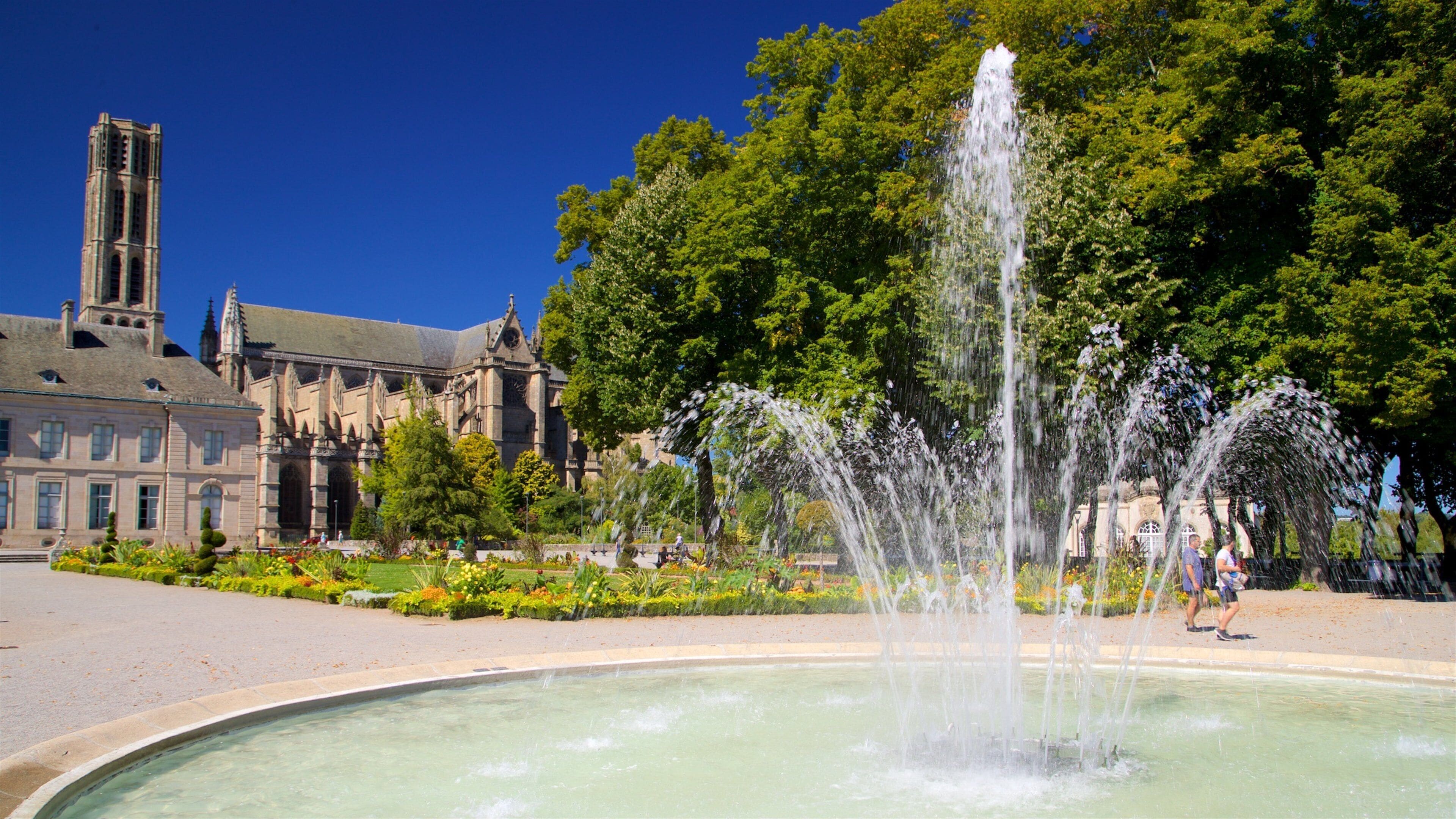 Jardin de l\'Eveche showing a park, a fountain and heritage architecture