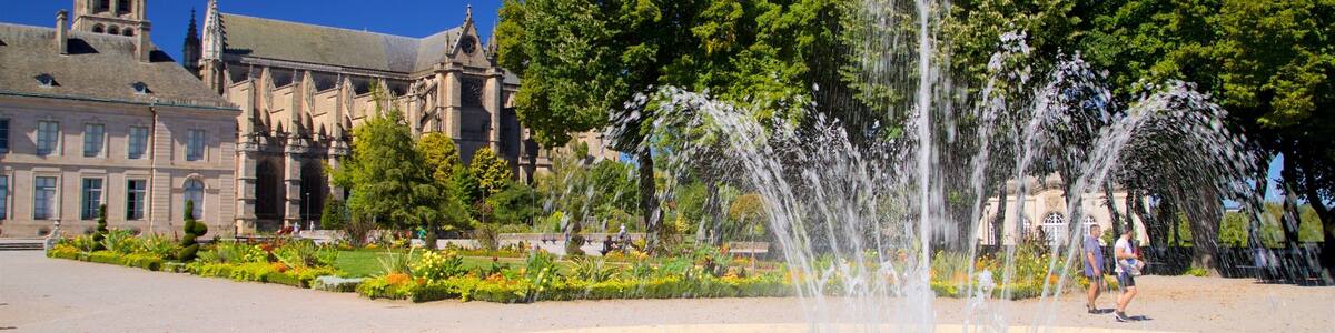 Jardin de l\'Eveche showing a park, a fountain and heritage architecture