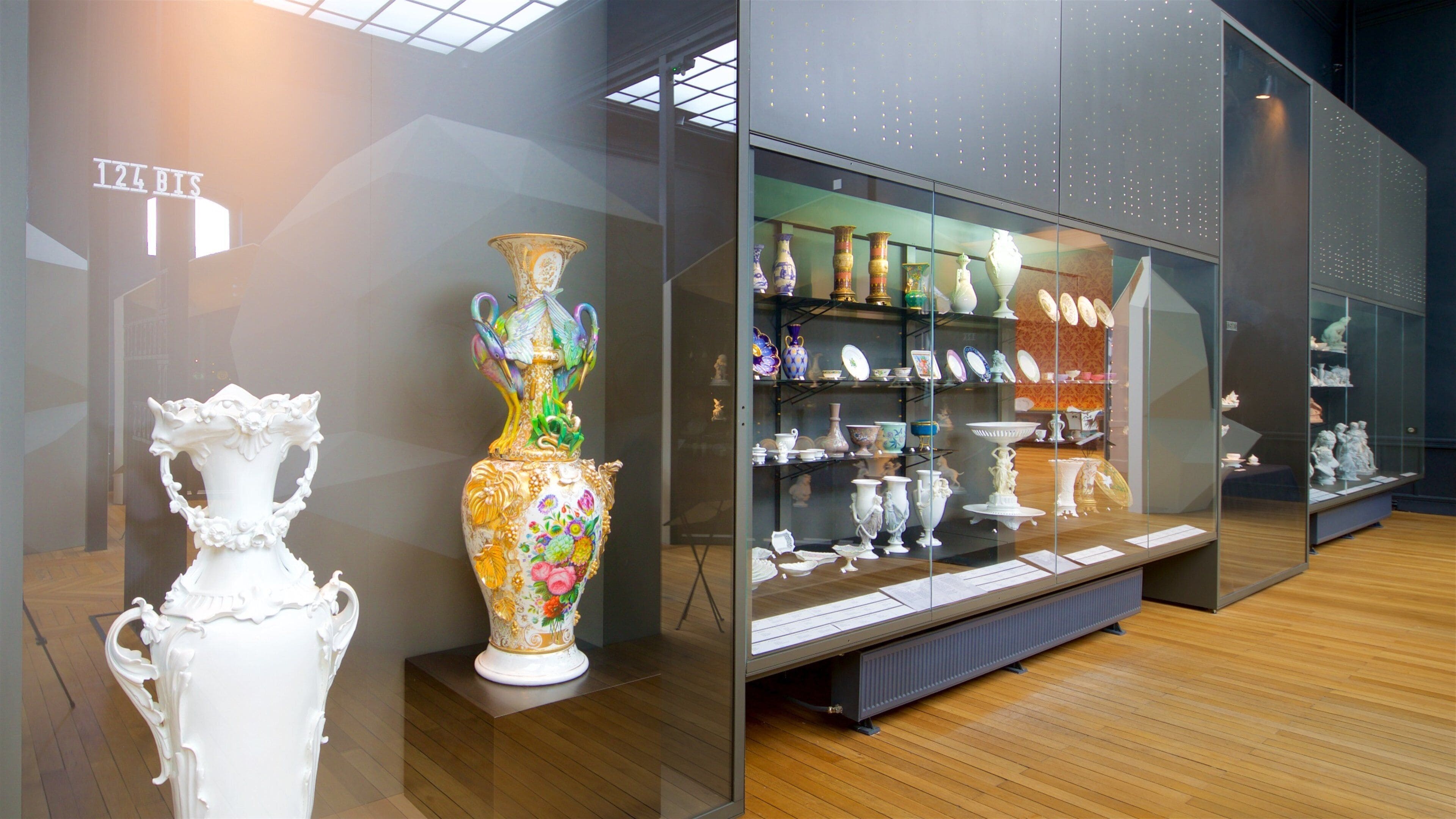 Musée National Adrien Dubouche ofreciendo vistas interiores