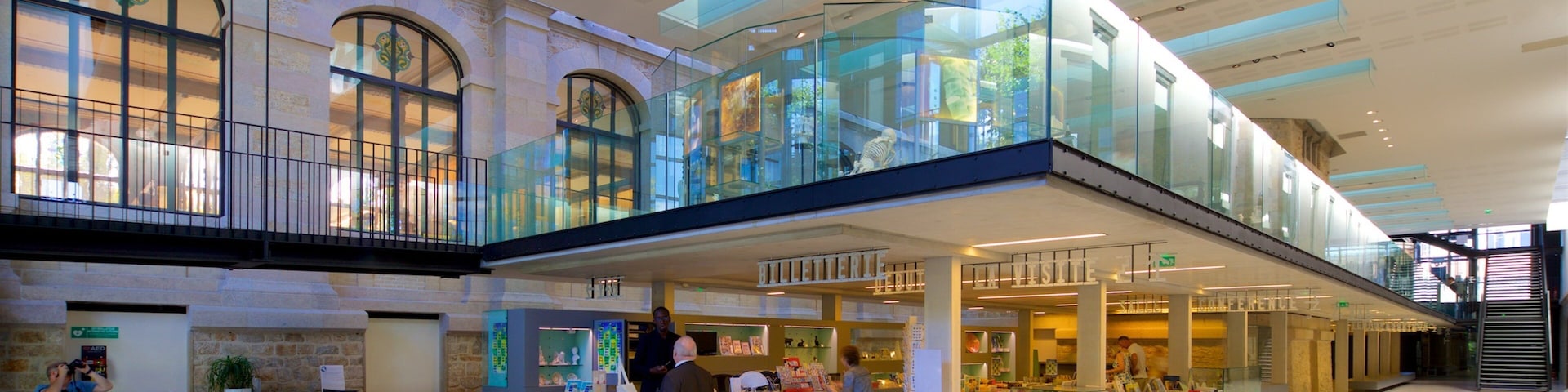 Musee National Adrien Dubouche que inclui vistas internas assim como um pequeno grupo de pessoas