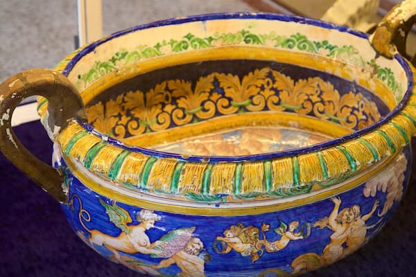 Musée National Adrien Dubouché das einen Kunst und Geschichtliches