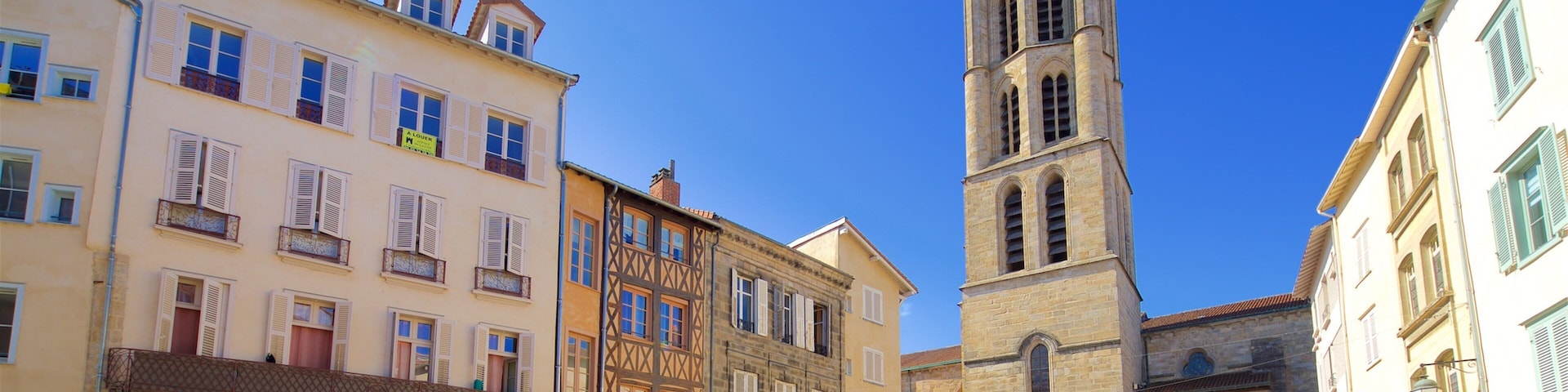 Igreja de St-Michel-des-Lions mostrando uma praça ou plaza e arquitetura de patrimônio