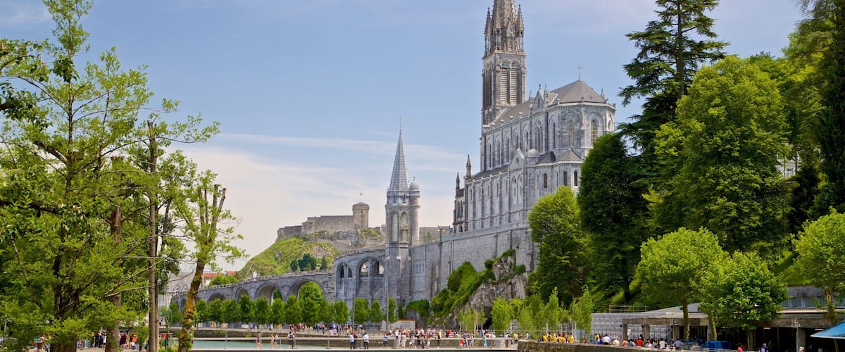 Basilique de l\'Immaculée-Conception montrant riviÚre ou ruisseau, patrimoine architectural et église ou cathédrale