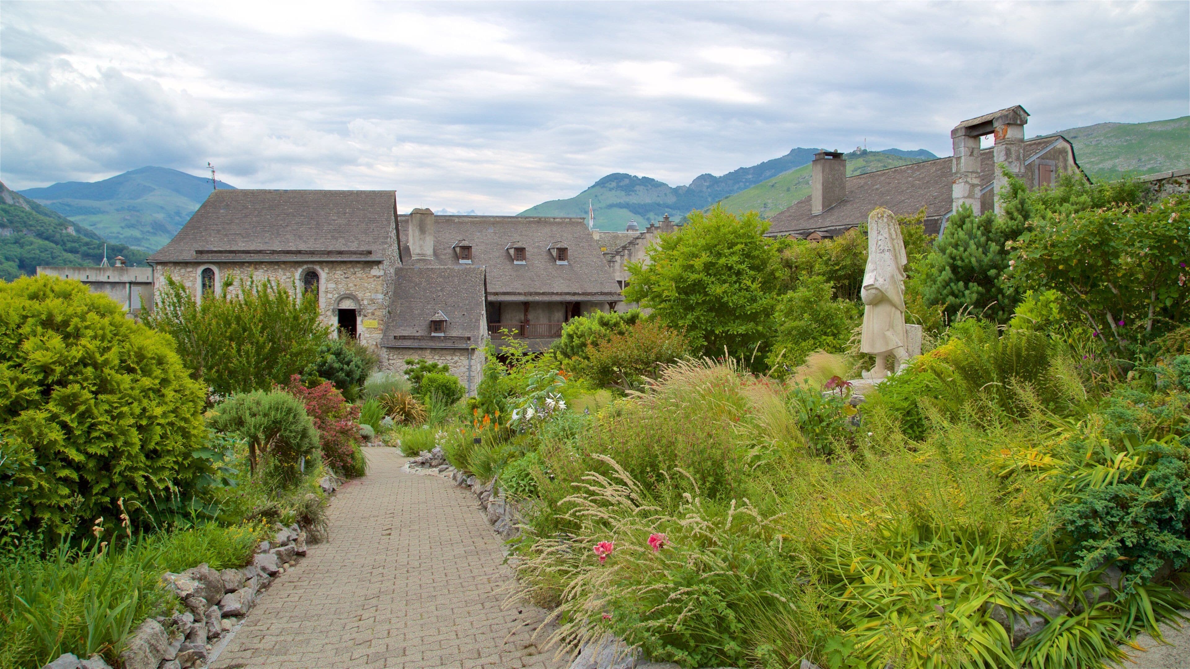 Château Fort Musée Pyrénéen bevat wilde bloemen, een klein stadje of dorpje en een park