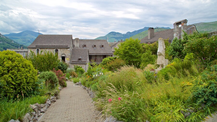 พิพิธภัณฑ์ป้อมปราสาทเปียฮ์นินน์ ซึ่งรวมถึง ดอกไม้ป่า, เมืองหรือหมู่บ้านเล็กๆ และ สวน