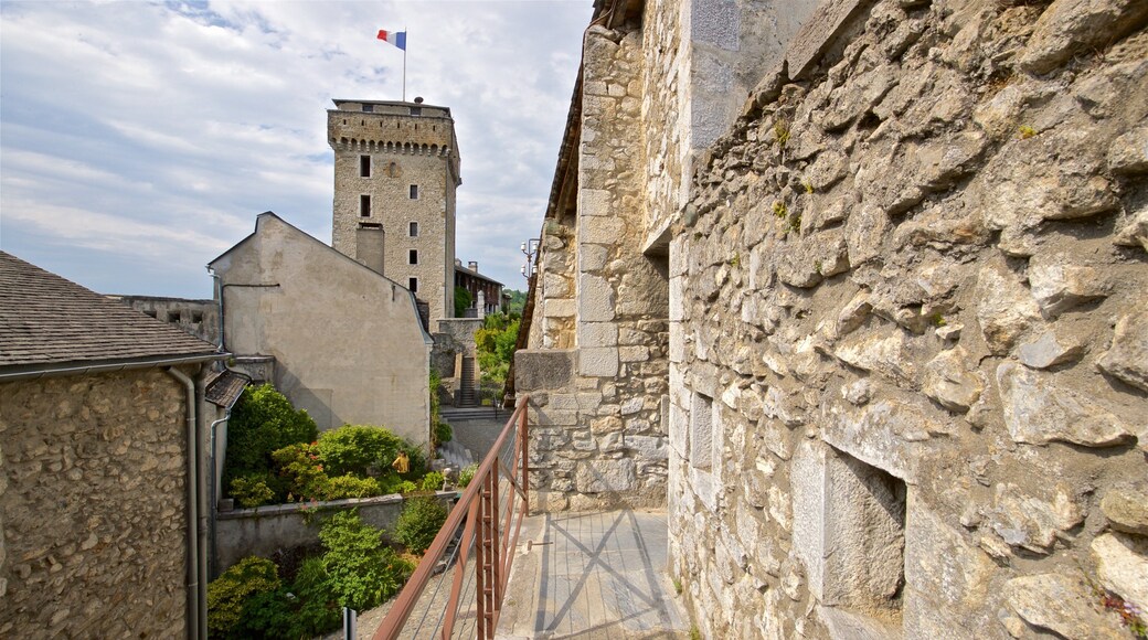 Chùteau fort et musée pyrénéen de Lourdes montrant patrimoine architectural