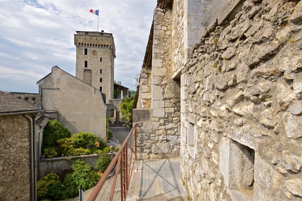 Chùteau fort et musée pyrénéen de Lourdes montrant patrimoine architectural