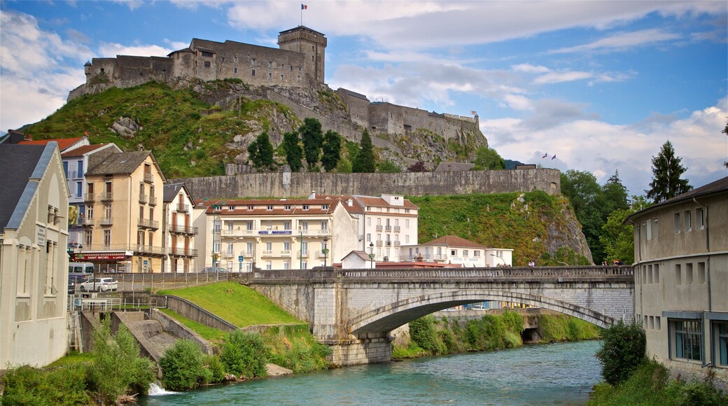 Chùteau fort et musée pyrénéen de Lourdes montrant pont, riviÚre ou ruisseau et patrimoine architectural