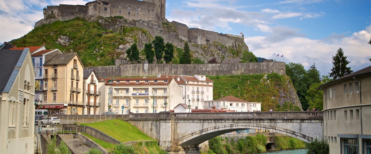 Museo Chateau Fort Pyreneen que incluye un río o arroyo, patrimonio de arquitectura y un puente