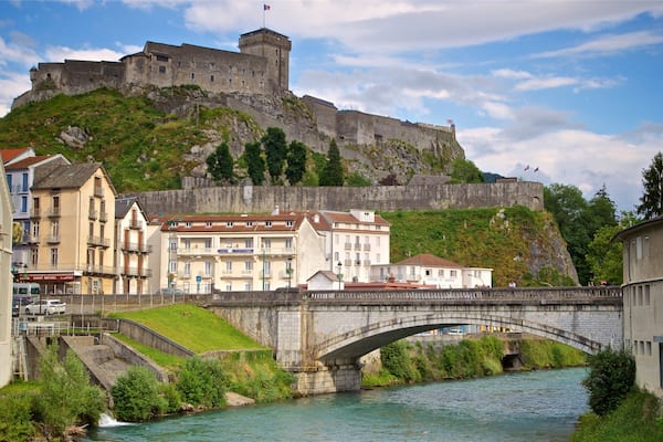 Chùteau fort et musée pyrénéen de Lourdes montrant pont, riviÚre ou ruisseau et patrimoine architectural