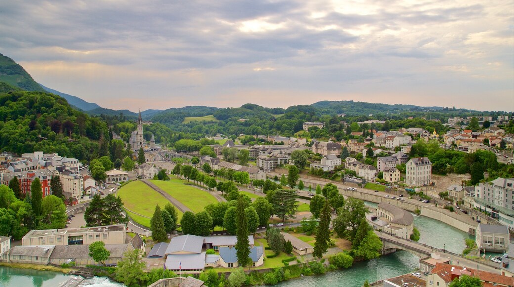 Museu Château-Fort de Lourdes caracterizando paisagem e uma cidade pequena ou vila