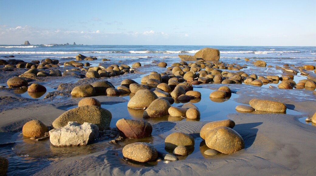 Cape Foulwind showing rocky coastline and waves