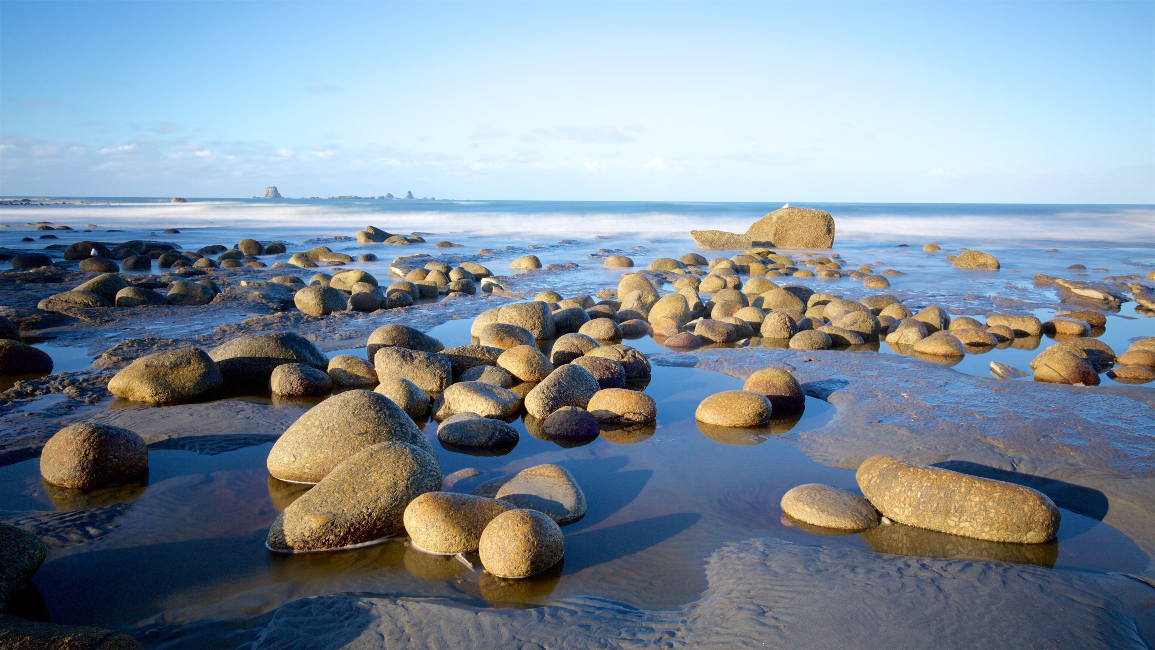 Cape Foulwind which includes general coastal views and rocky coastline