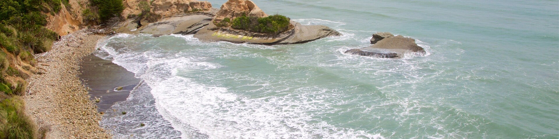 Westport welches beinhaltet Steinstrand, FelskĂŒste und Brandung
