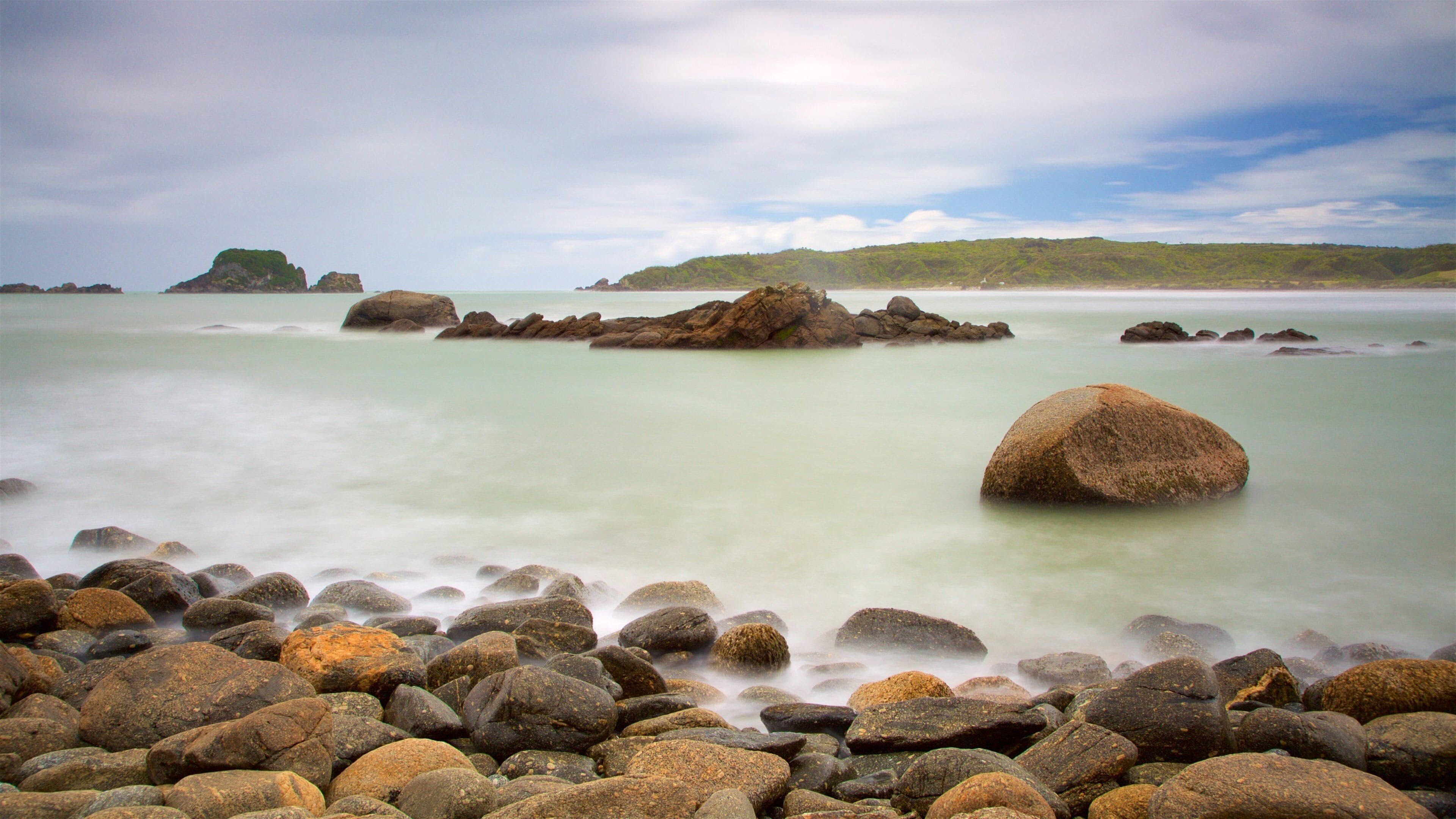 Tauranga Bay Seal Colony que inclui litoral rochoso