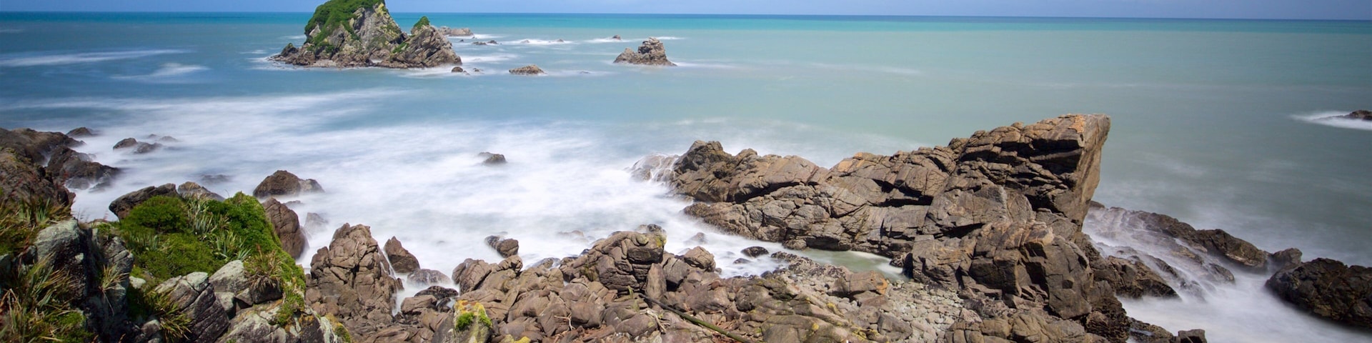 Colonie de phoques de la baie de Tauranga mettant en vedette baie ou port et cĂŽte rocheuse