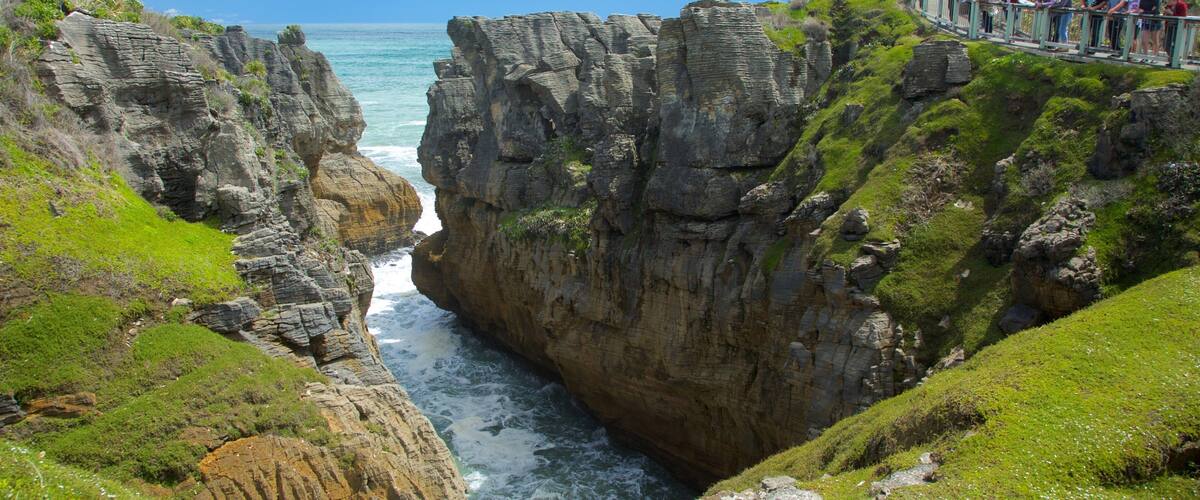 Pancake Rocks inclusief vergezichten, een baai of haven en rotsachtige kustlijn