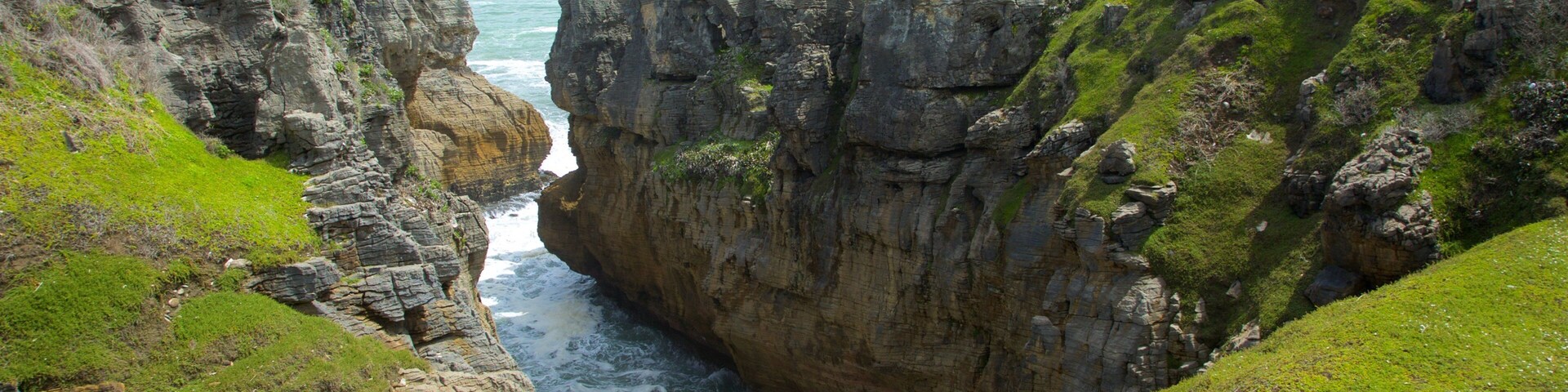 Pancake Rocks showing rugged coastline, views and a bay or harbor