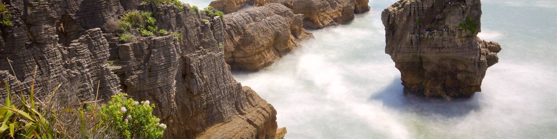 Pancake Rocks presenterar klippig kustlinje