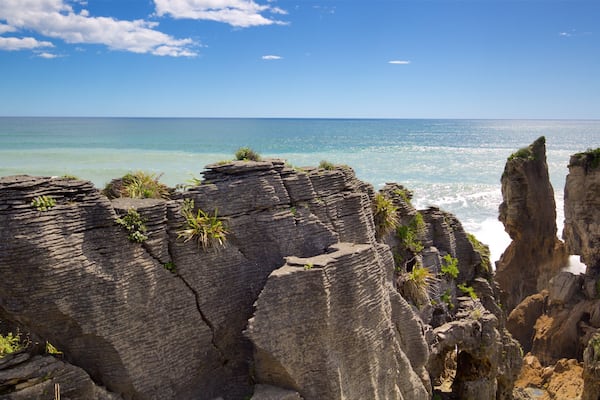 Pancake Rocks qui includes cÎte escarpée et baie ou port