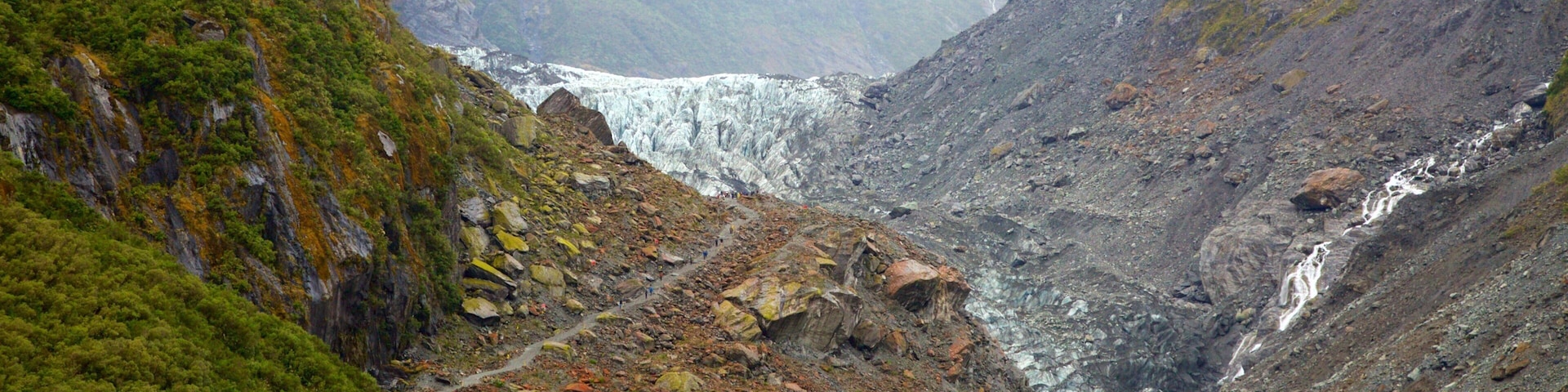 Fox Glacier que incluye niebla o neblina, montañas y un río o arroyo