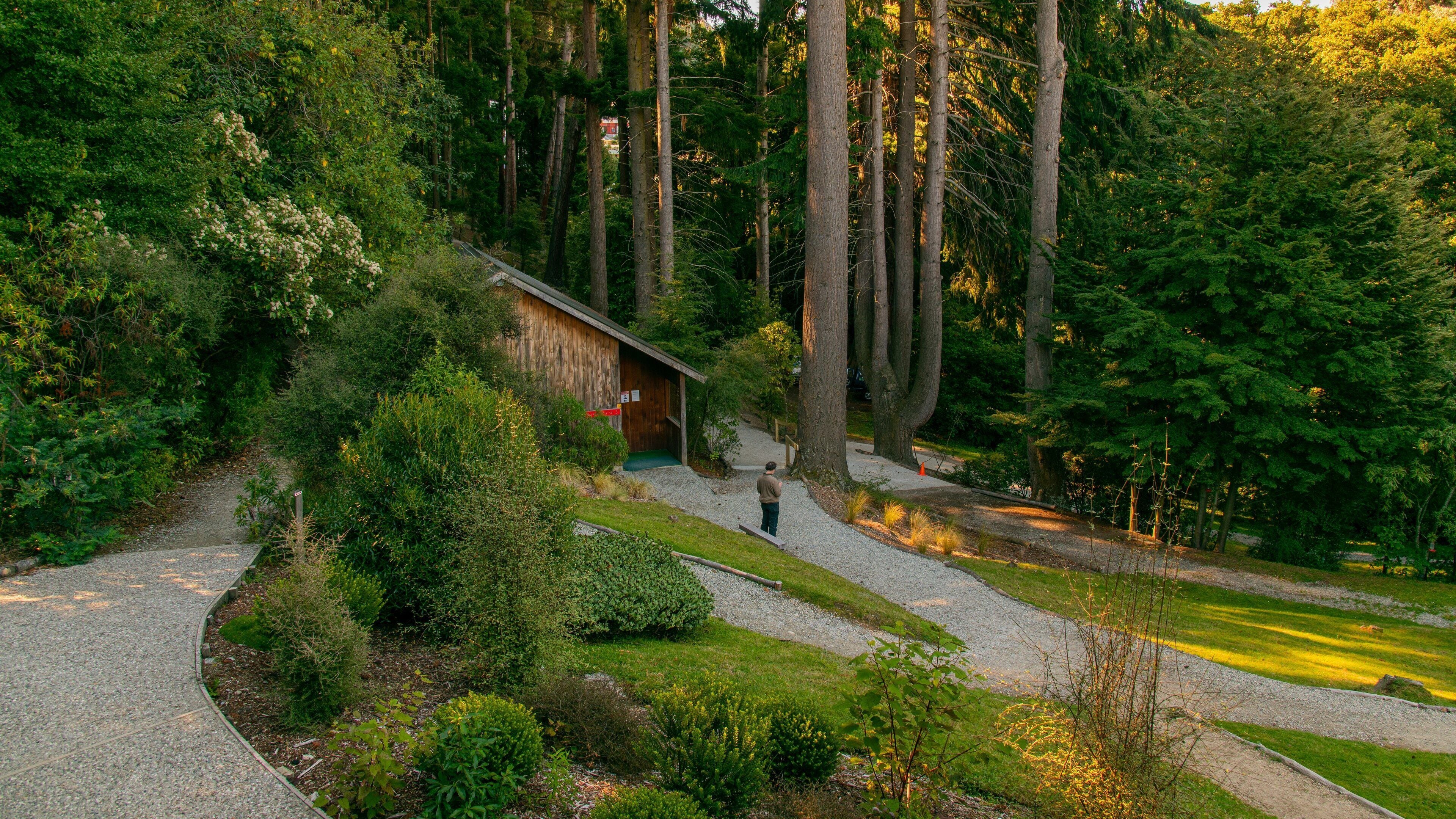 Kiwi and Birdlife Park featuring a garden