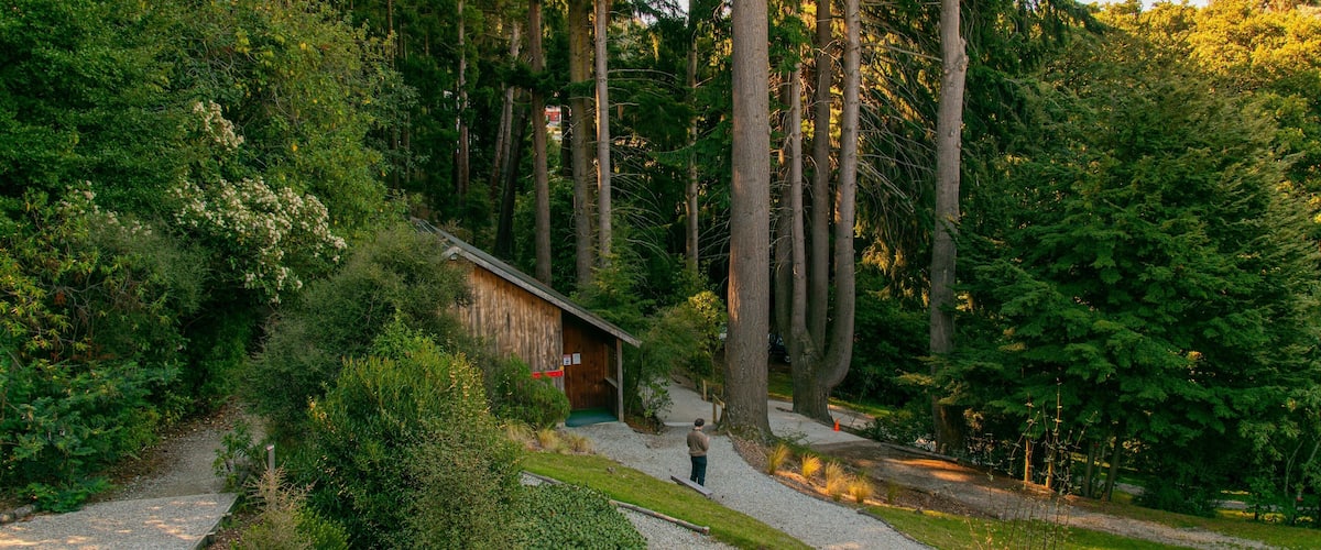 Kiwi and Birdlife Park featuring a garden