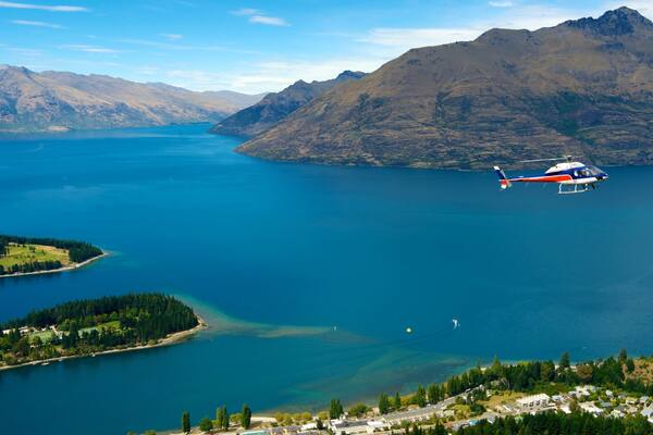 Bob\'s Peak mostrando vistas de una costa, un avión y montañas