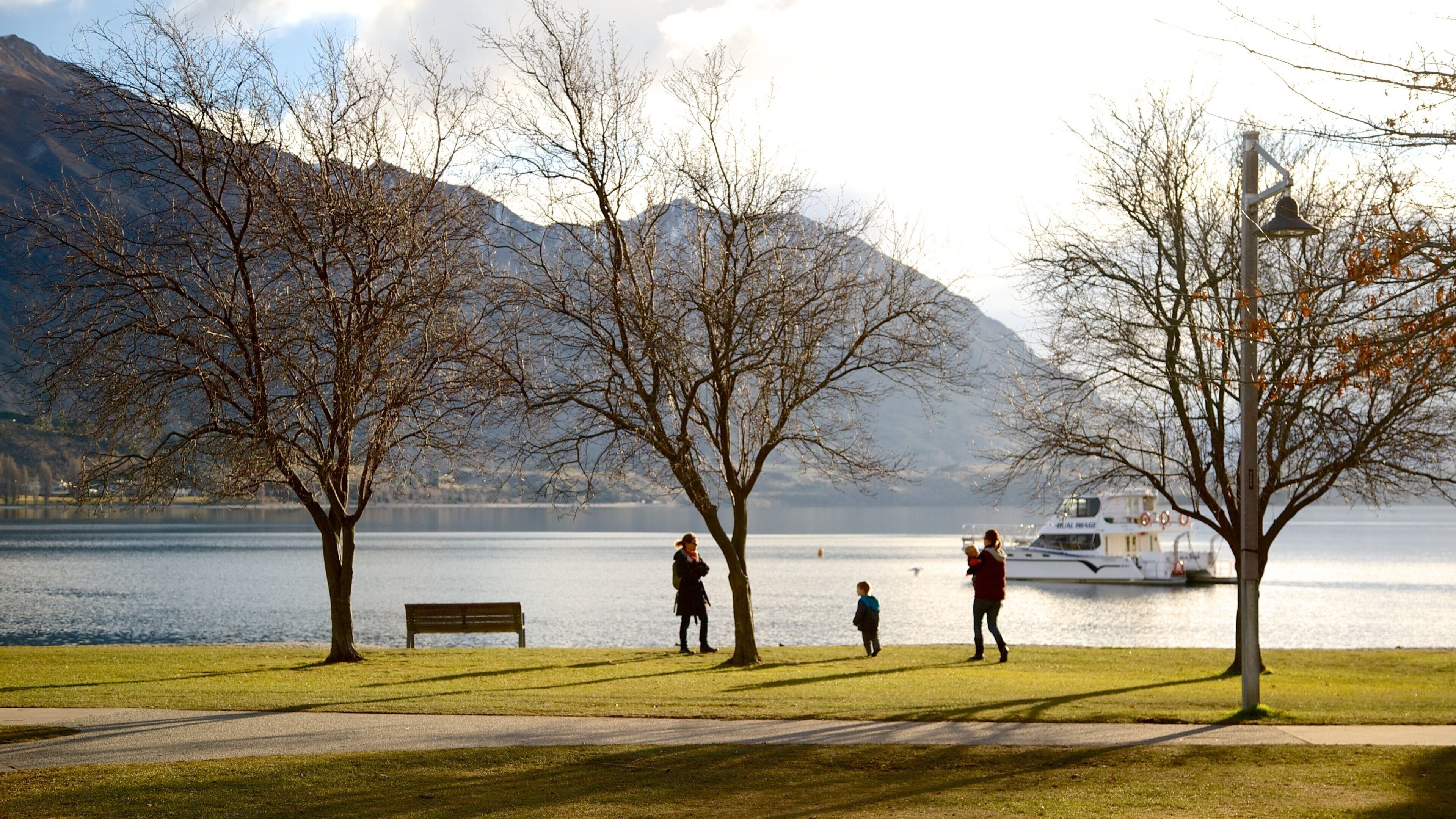 瓦納卡湖 其中包括 秋葉 和 湖泊或水坑 以及 小群人
