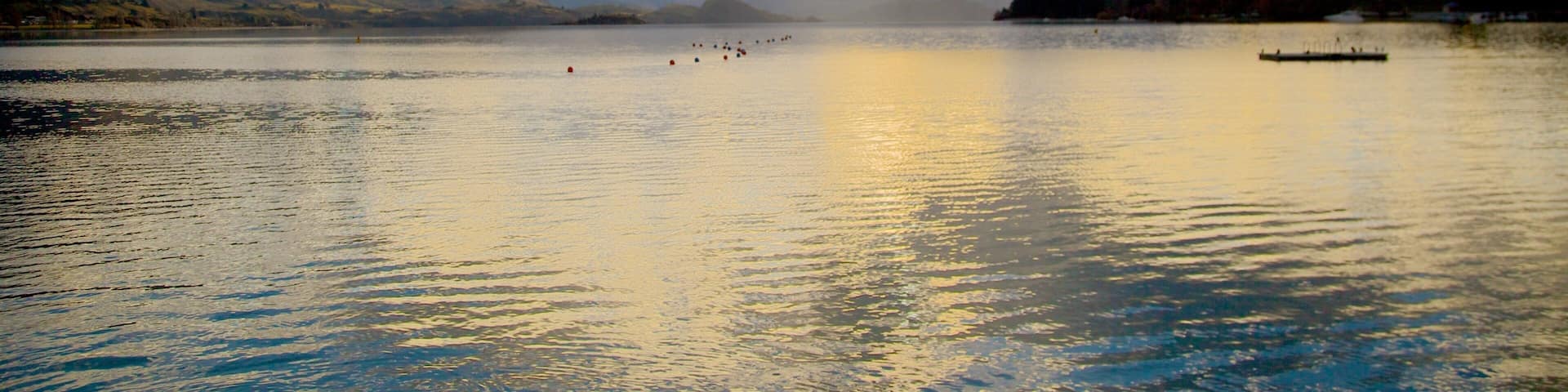 Lake Wanaka which includes a sunset and a lake or waterhole