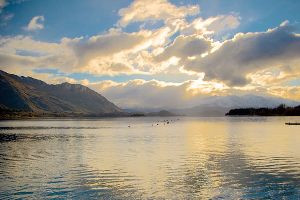 Lac Wanaka qui includes lac ou étang et coucher de soleil