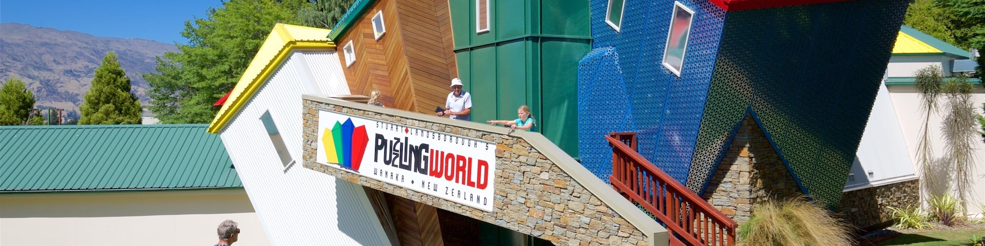 Puzzling World mostrando paseos y también una mujer